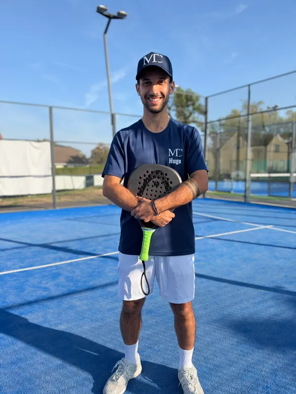 Hugo Lachaume, coach de padel du club, raquette en main sur un court de padel